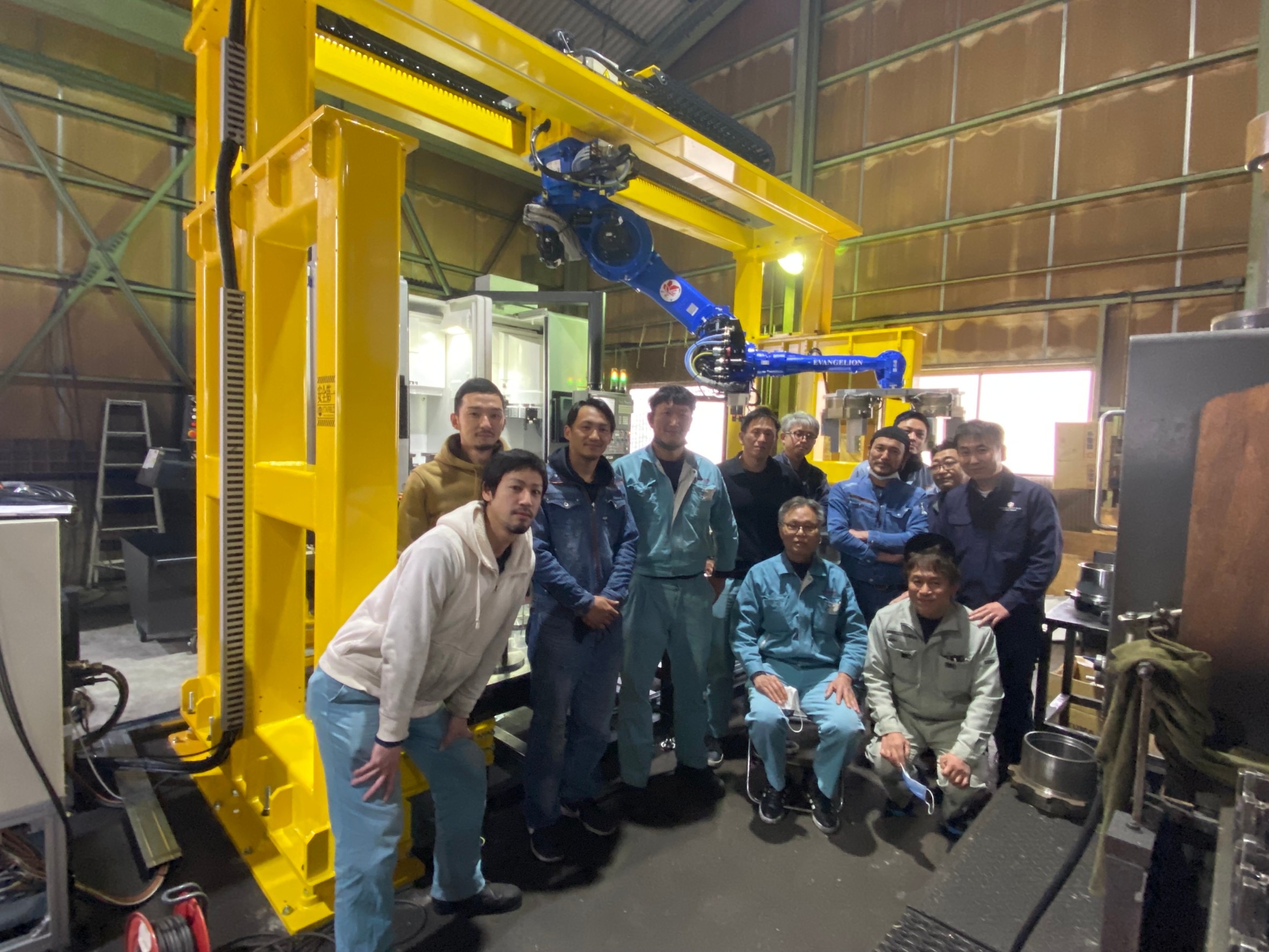 新型ロボットの前での写真